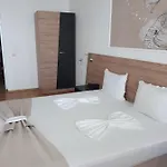 Silver Byala - първа линия, морска панорама с два басейна и осигурен паркинг Апартамент Бяла