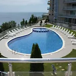 Silver Byala - първа линия, морска панорама с два басейна и осигурен паркинг * Бяла