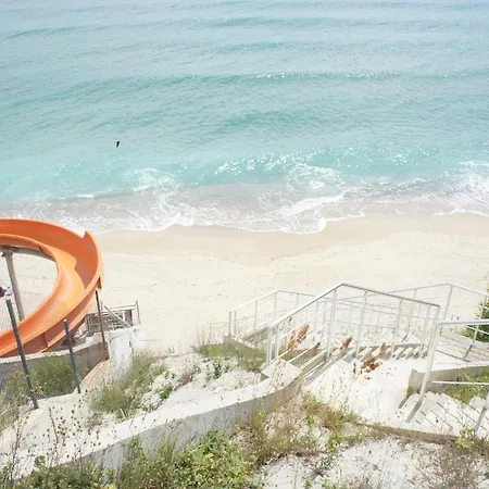 Апартамент Silver Byala - първа линия, морска панорама с два басейна и осигурен паркинг *