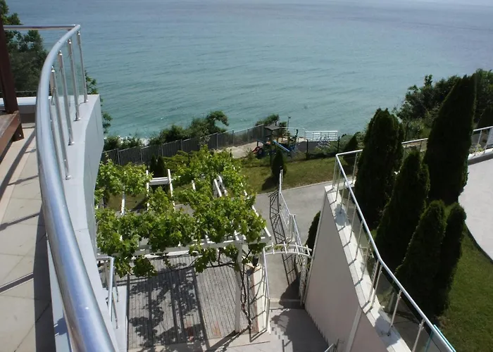 Silver Byala - първа линия, морска панорама с два басейна и осигурен паркинг Apartment