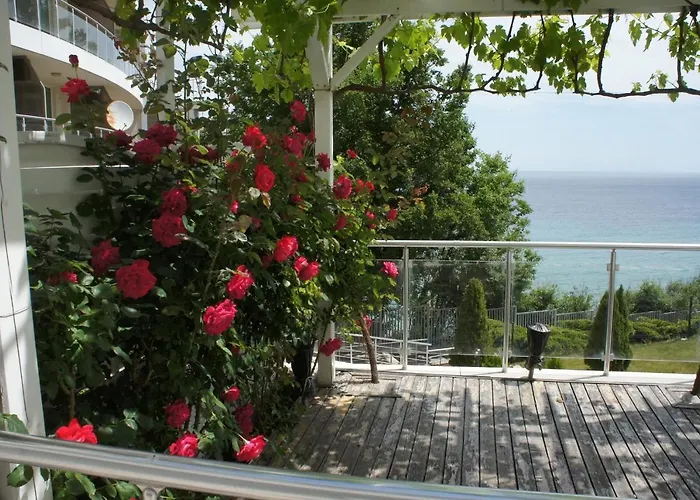 Silver Byala - първа линия, морска панорама с два басейна и осигурен паркинг